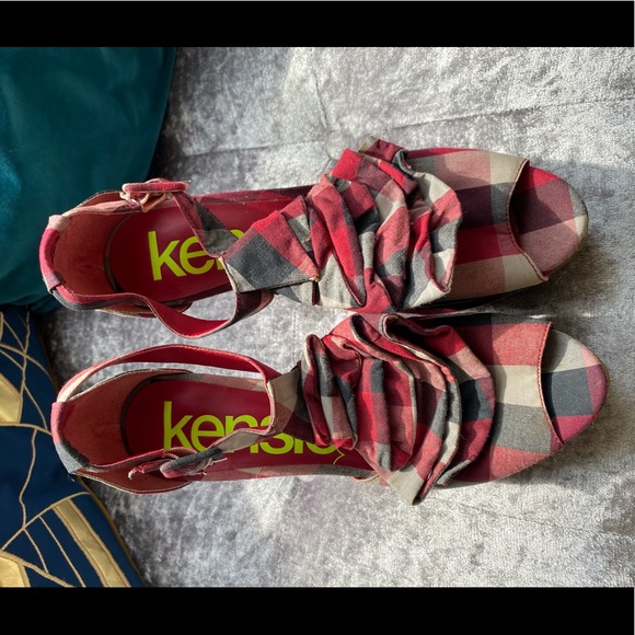 KensieGirl Vintage Heels w Ruffle - Picture 2 of 4